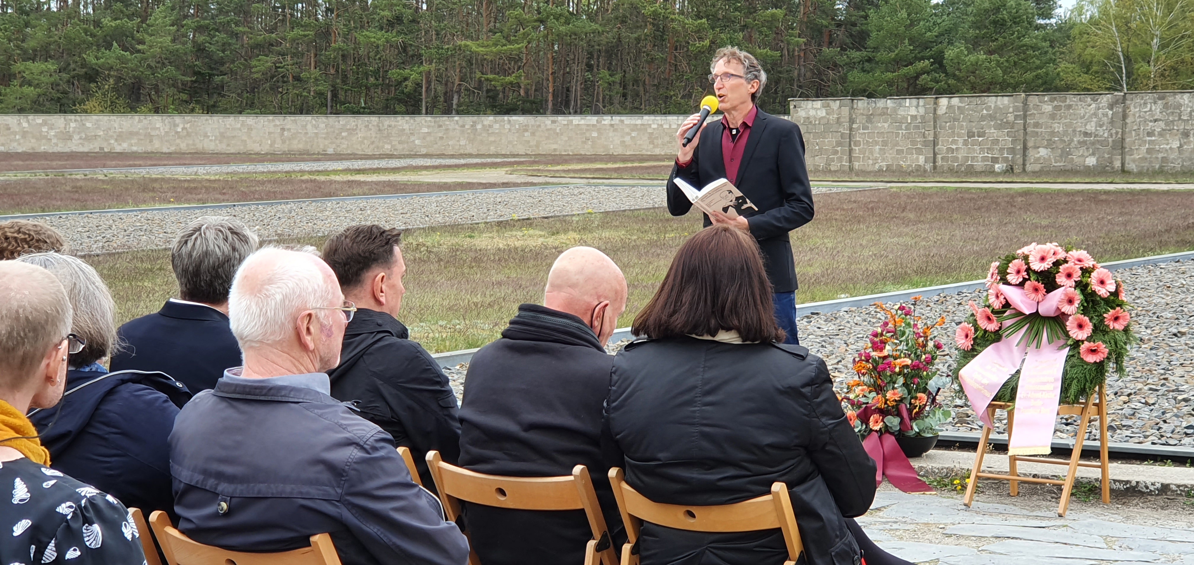 Ralf Jörg Raber präsentiert die Biografie von Paul O'Montis an einem Denkmal.