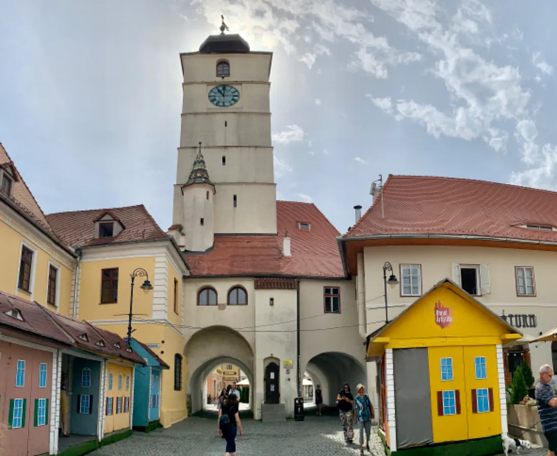 Mittelalterlicher Turm und Gebäude in einer europäischen Stadt.