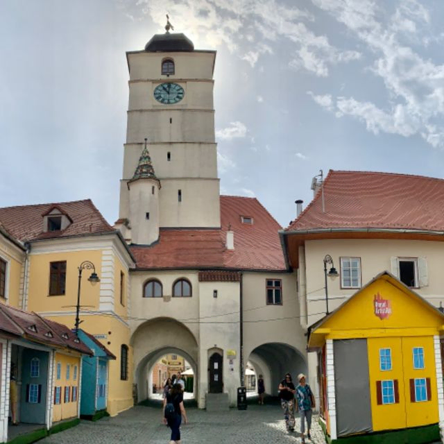 Mittelalterlicher Turm und Gebäude in einer europäischen Stadt.