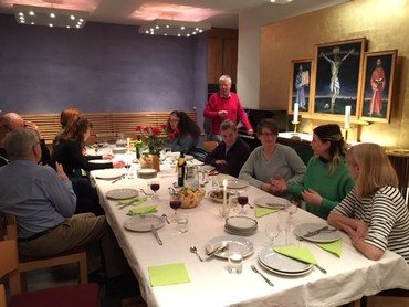 Gruppe von Menschen beim Abendessen.