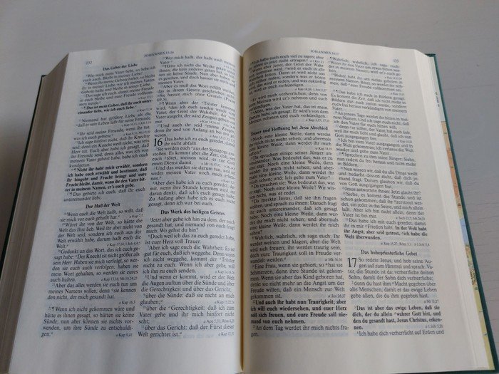 Aufgeschlagenes Buch mit Text