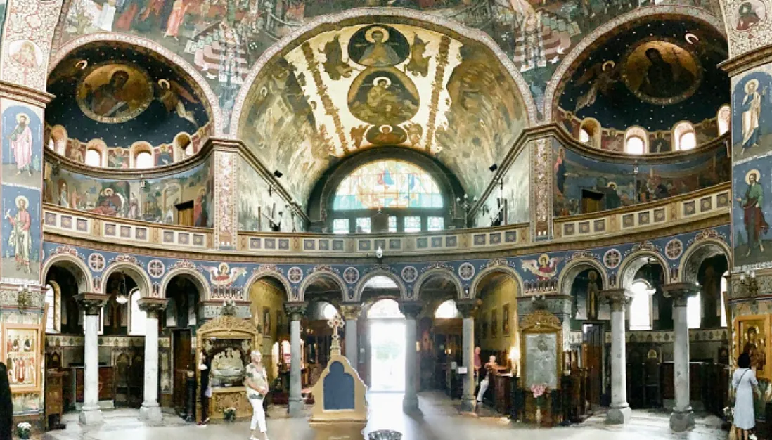  Prunkvolles Inneres einer Kathedrale mit religiösen Malereien.