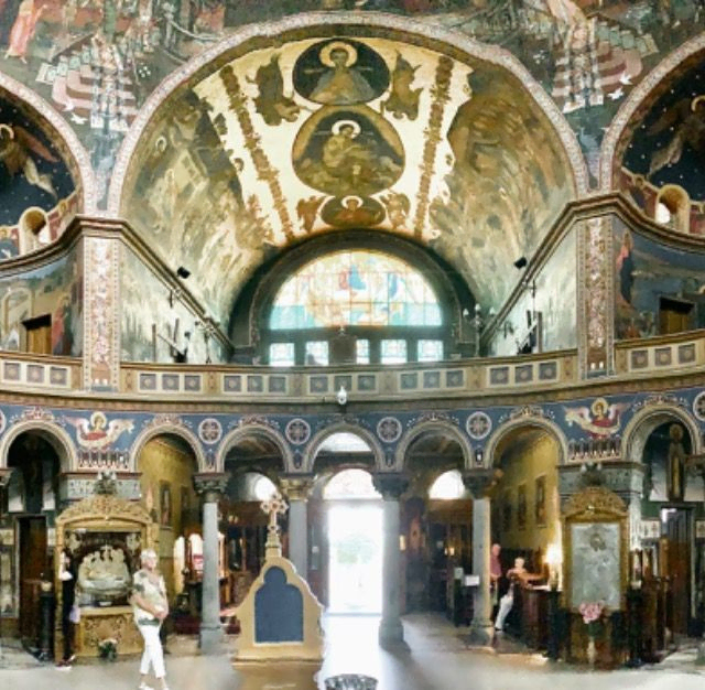  Prunkvolles Inneres einer Kathedrale mit religiösen Malereien.