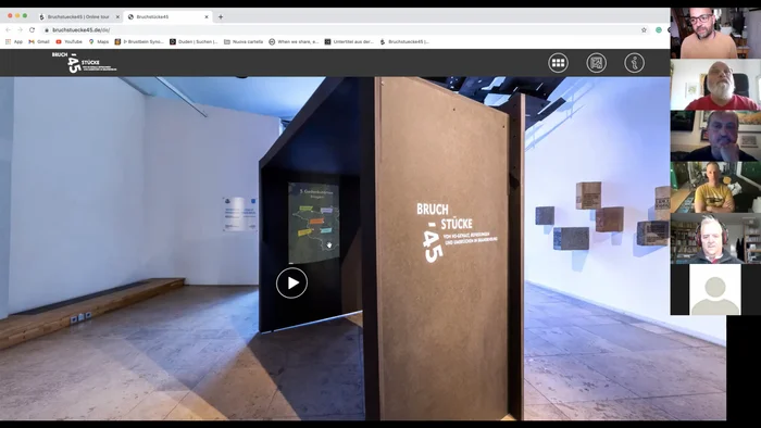 ideoanruf mit mehreren Personen, die eine virtuelle Museumsausstellung betrachten.
