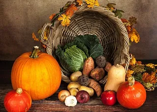 Korb mit Herbstgemüse.