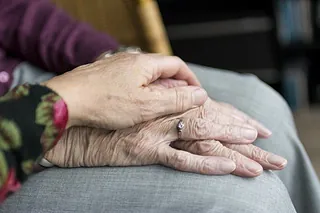 Hände einer älteren und einer jüngeren Person