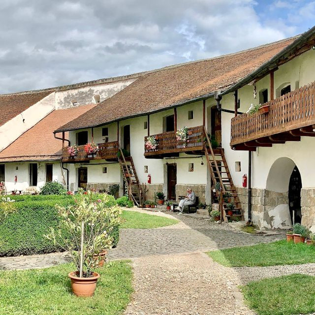 Innenhof historischer Gebäude mit hölzernen Balkonen.