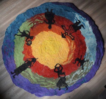 Bunter, runder Teppich mit Figuren.