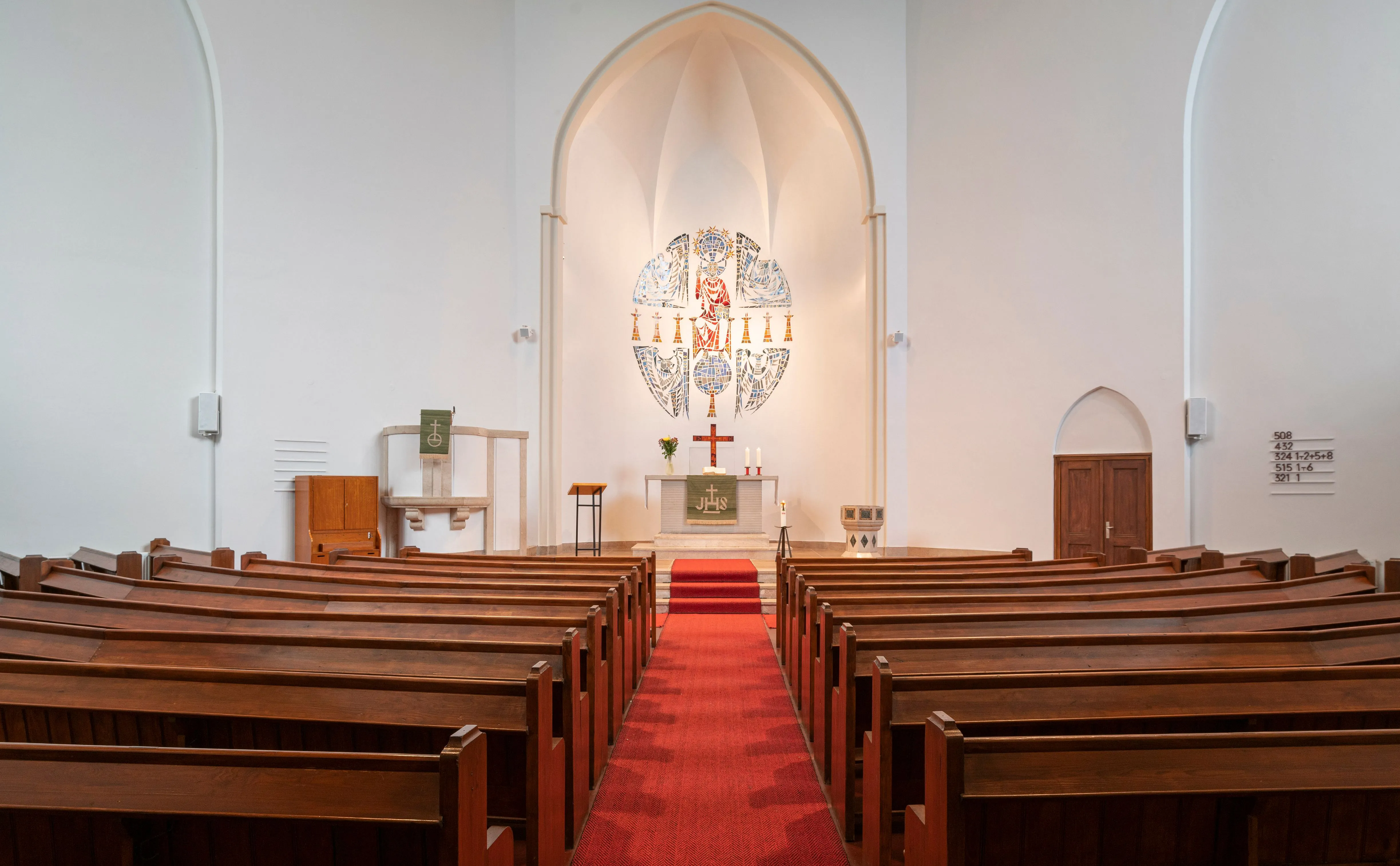 Innenansicht einer Kirche mit Bänken