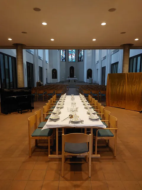 Gruppe von Menschen beim Abendessen.