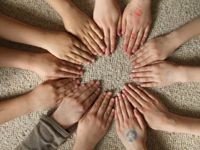 Viele Hände bilden einen Kreis.