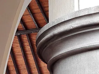 Detail einer Säule und Decke.