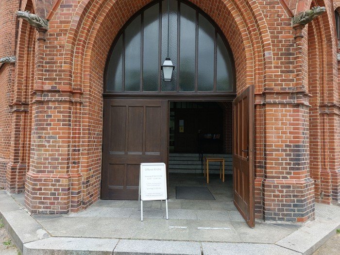 Eingang einer Backsteinkirche.