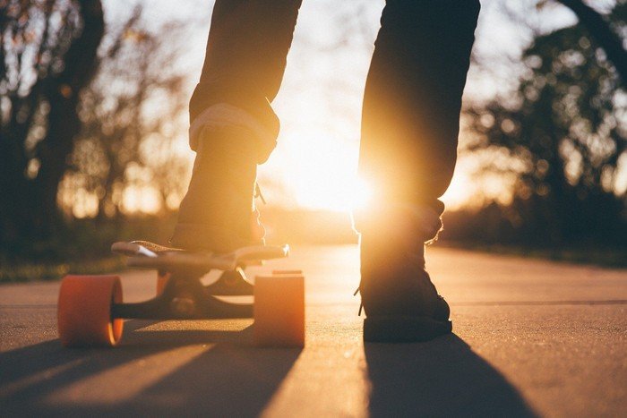 Skateboardfahrer im Sonnenuntergang