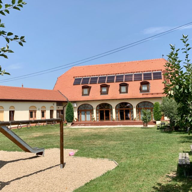 Gebäude mit Solarzellen und einem Spielplatz.