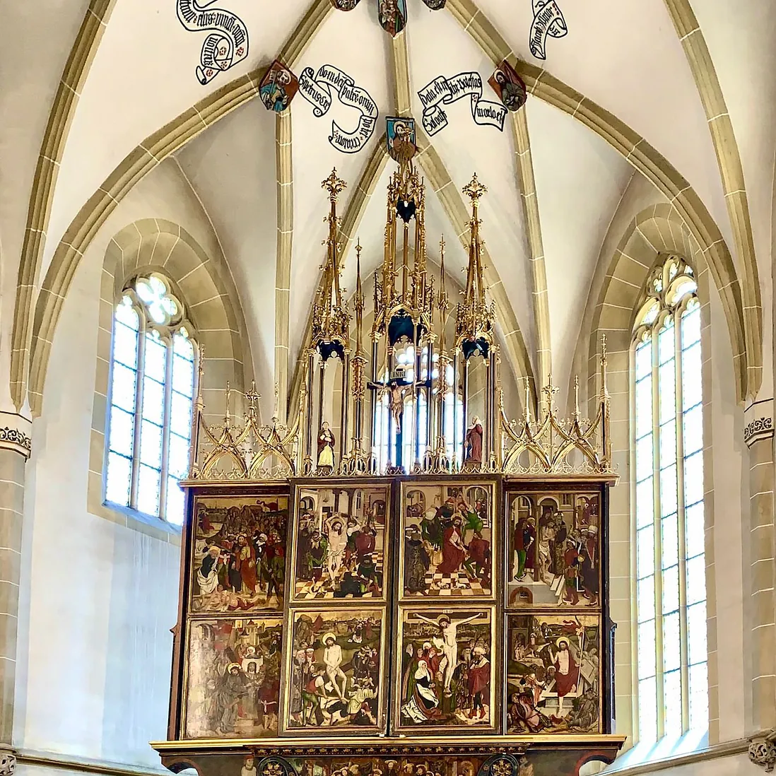 Verzierter Altar im Inneren einer Kirche.