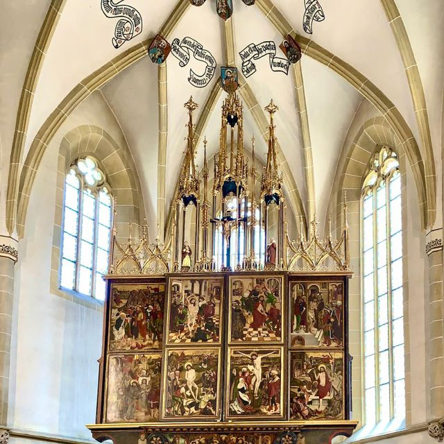 Verzierter Altar im Inneren einer Kirche.
